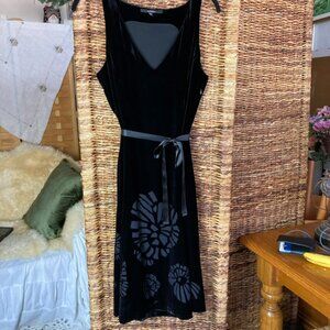Sleeveless Inwear floral velvet dress